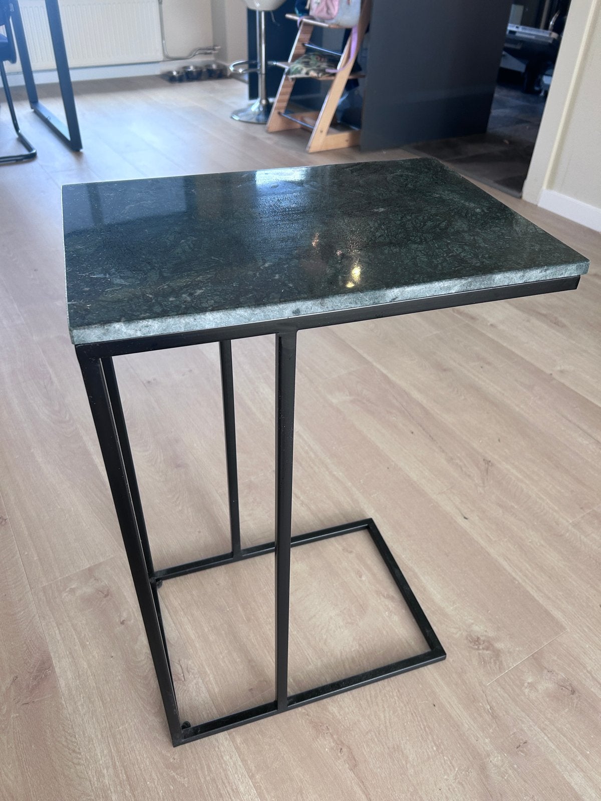 Bijzettafel met marmeren blad en metalen onderstel, Metaal of Aluminium, 55 tot 75 cm, Zo goed als nieuw, Rechthoekig