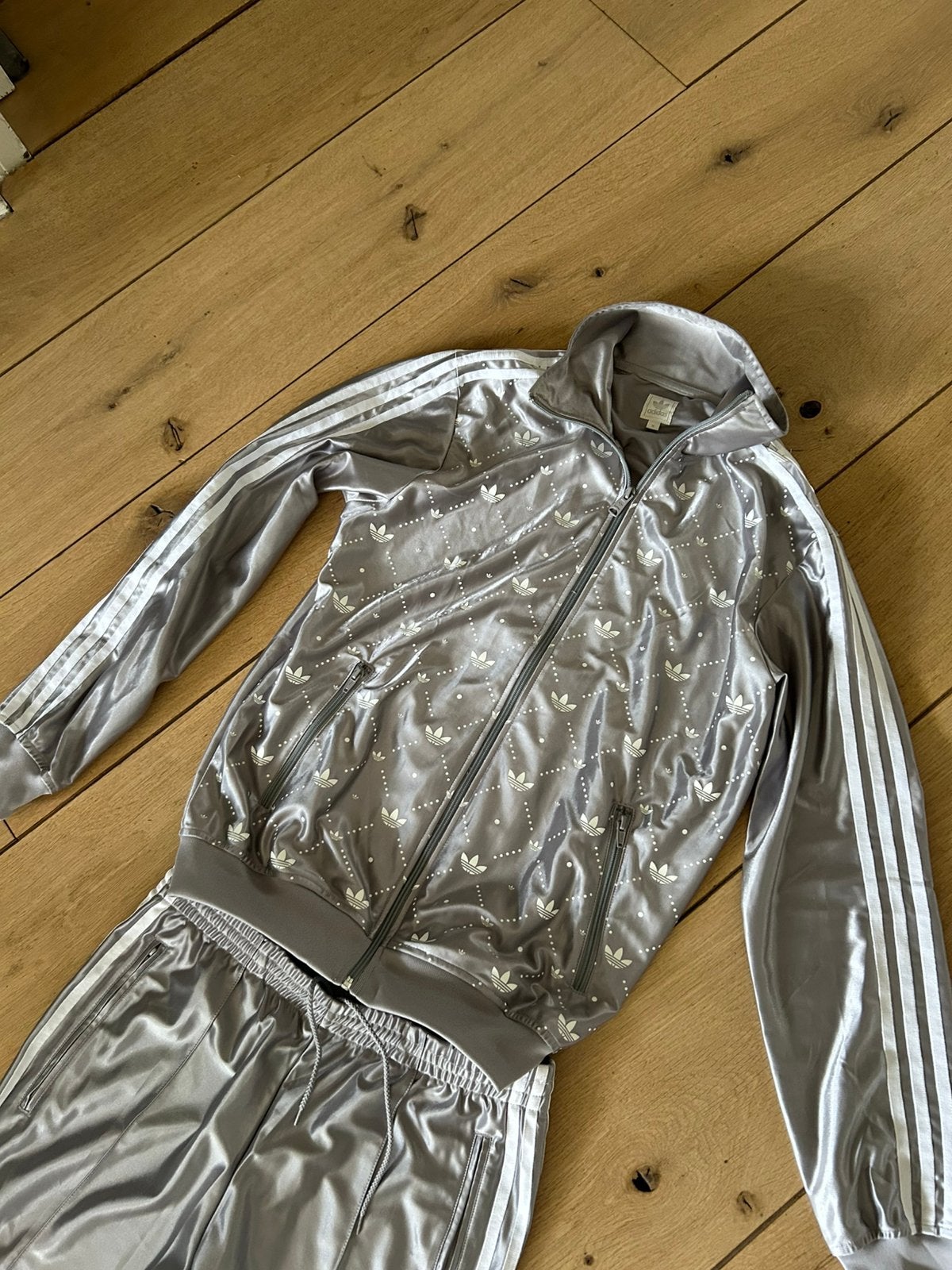 Adidas trainingspak unisex maat m Firebird zilver/grijs, Ophalen, Maat 48/50 (M), Zo goed als nieuw, Grijs