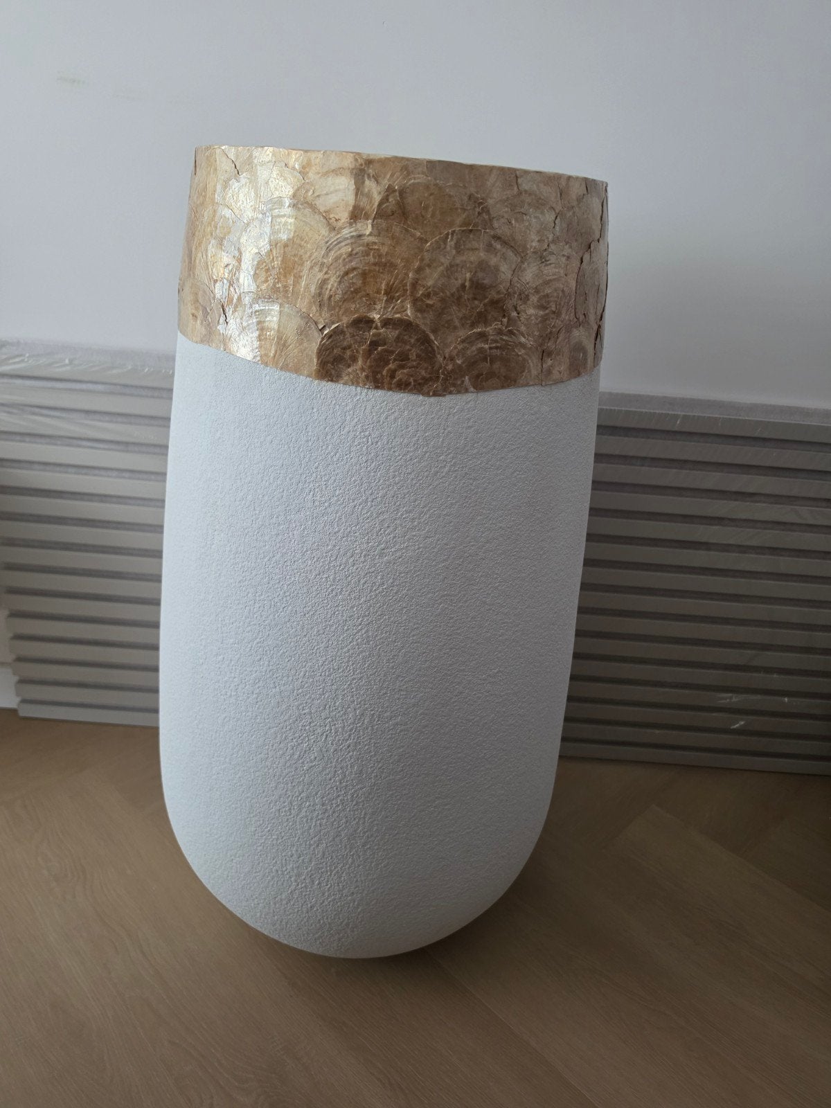 Grondvaas met schelpen in wit, Ophalen, Gebruikt, Met patroon/structuur, Wit