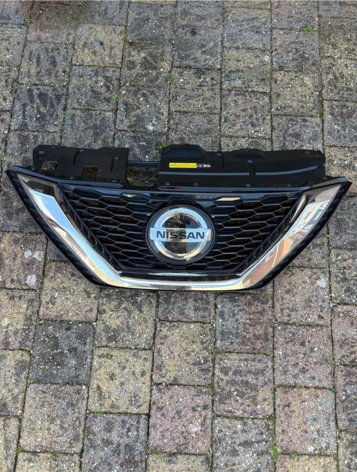 Nissan Qashqai J11 Grille met camera en logo, Auto-onderdelen, Ophalen, Gebruikt, Voor, Bumper
