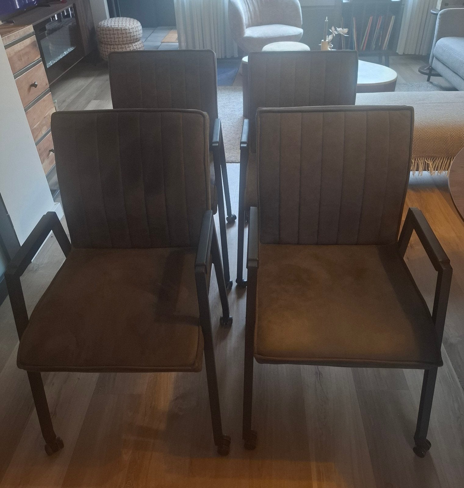 4 donkere suèdelook eetkamerstoelen met armleuning en wielen, Huis en Inrichting, Ophalen, Overige materialen, Gebruikt, Vier
