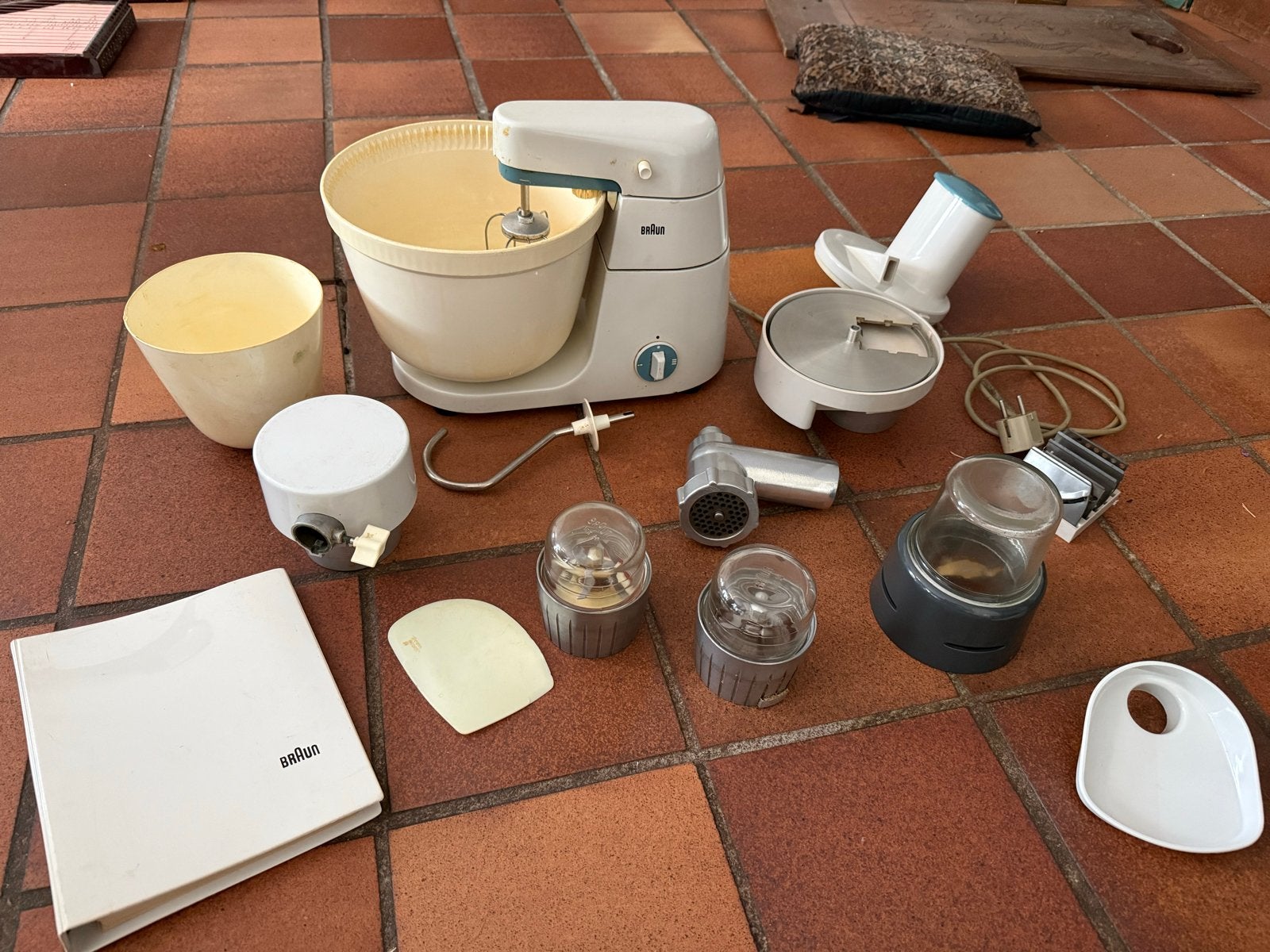 Vintage Braun Keukenmachine KM 3 met diverse accessoires, 2 tot 3 liter, Ophalen of Verzenden, Gebruikt, 3 snelheden of meer