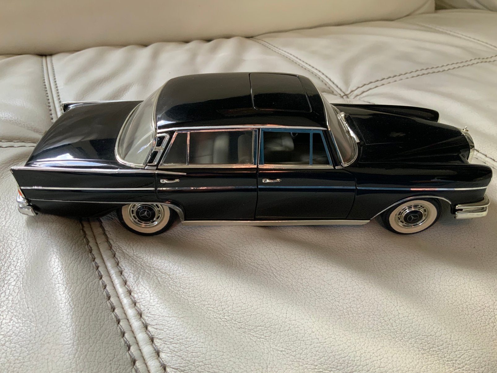 Revell Mercedes-Benz 300SE Diecast 1:18, Ophalen of Verzenden, Zo goed als nieuw, Auto, Revell