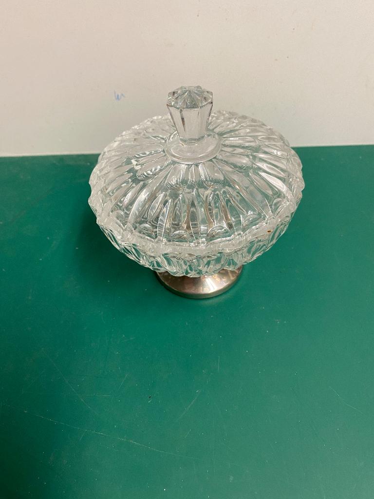 Kristallen bonbon schaal met deksel en verzilverde voet, Antiek en Kunst, Antiek | Glas en Kristal, Ophalen of Verzenden