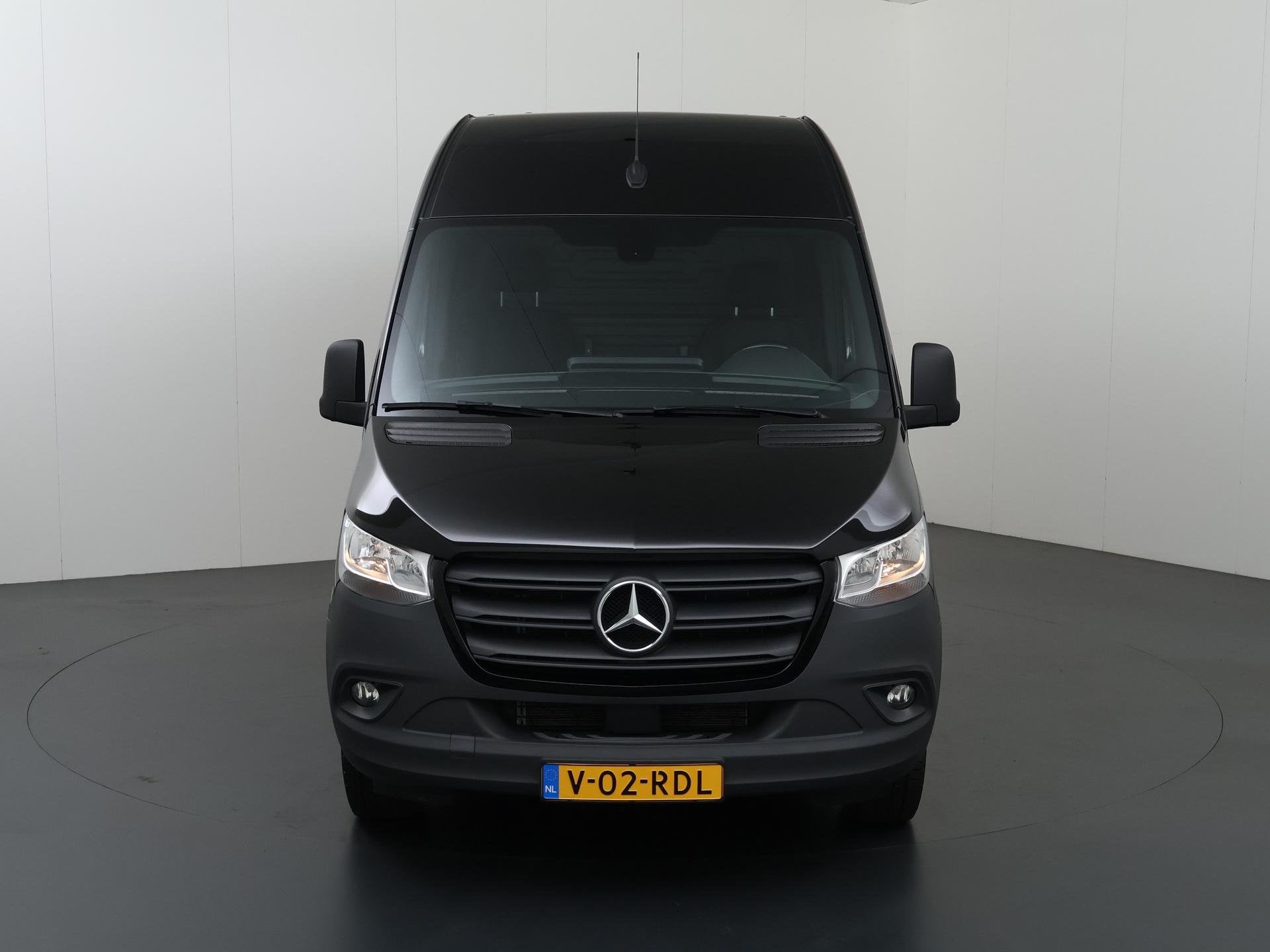 Mercedes-Benz Sprinter 317 CDI | L2 H2 | NAVIGATIE | PARKEER, Auto's, Gebruikt, 2000 kg, Zwart, Bedrijf