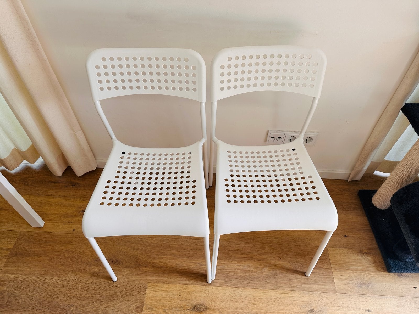 2 IKEA stoelen wit + gratis kattenkussen