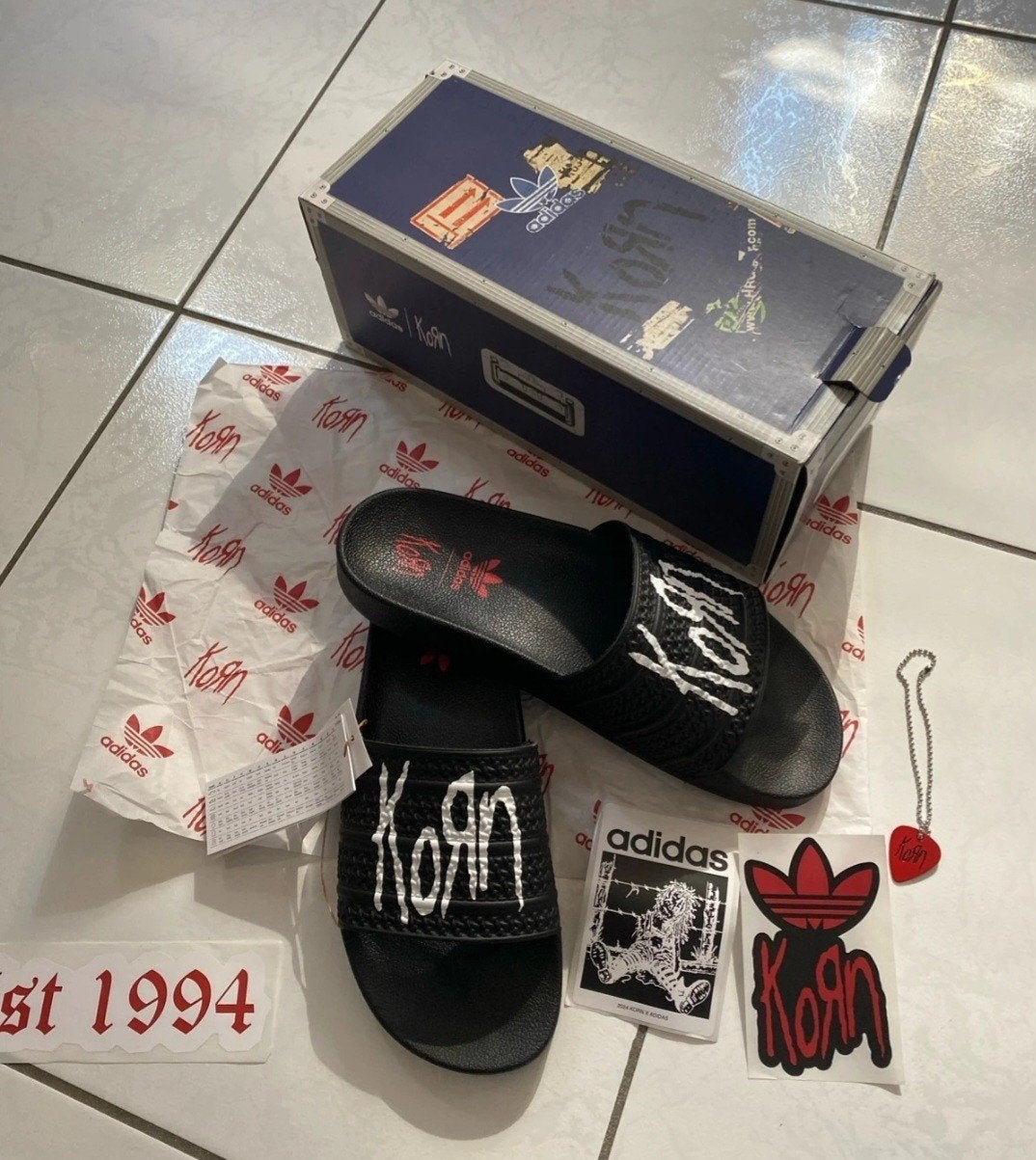 Adidas Korn Adilette Maat 45 1/3 Deftones, Slippers, Zwart, Nieuw, Ophalen of Verzenden