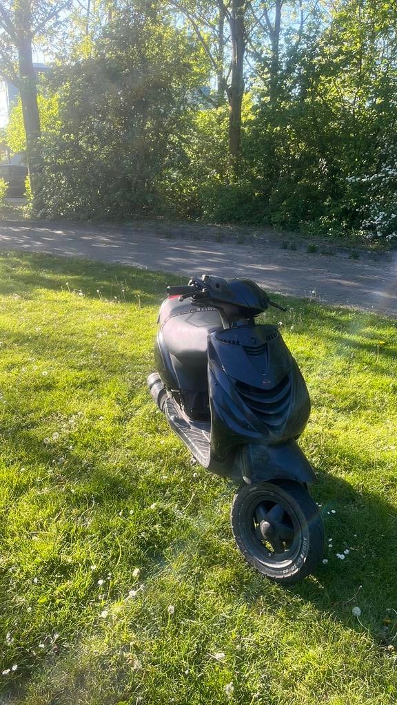 Piaggio zip 2t brom, Fietsen en Brommers, Scooters | Piaggio, Ophalen of Verzenden, Zo goed als nieuw, Tweetakt, Zip