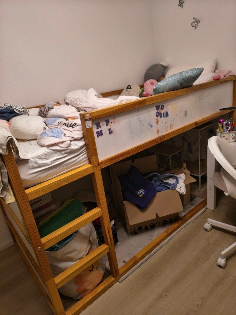 IKEA KURA keerbaar bed 90x200 cm met matras, Kinderen en Baby's, Kinderkamer | Stapelbedden en Hoogslapers, Gebruikt, Halfhoogslaper