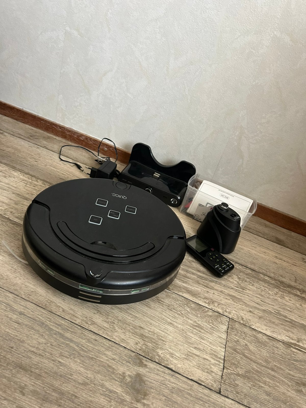 zwarte Quigg robotstofzuiger, Witgoed en Apparatuur, Stofzuigers, Zo goed als nieuw, Robotstofzuiger, Ophalen