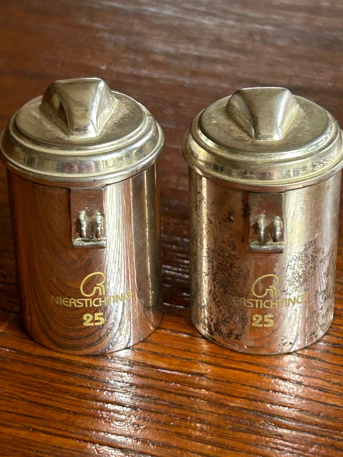 2x Vintage Nierstichting spaarpotjes - 25 jaar, Verzamelen, Spaarpotten, Ophalen of Verzenden, Gebruikt, Metaal of Blik, Overige thema's