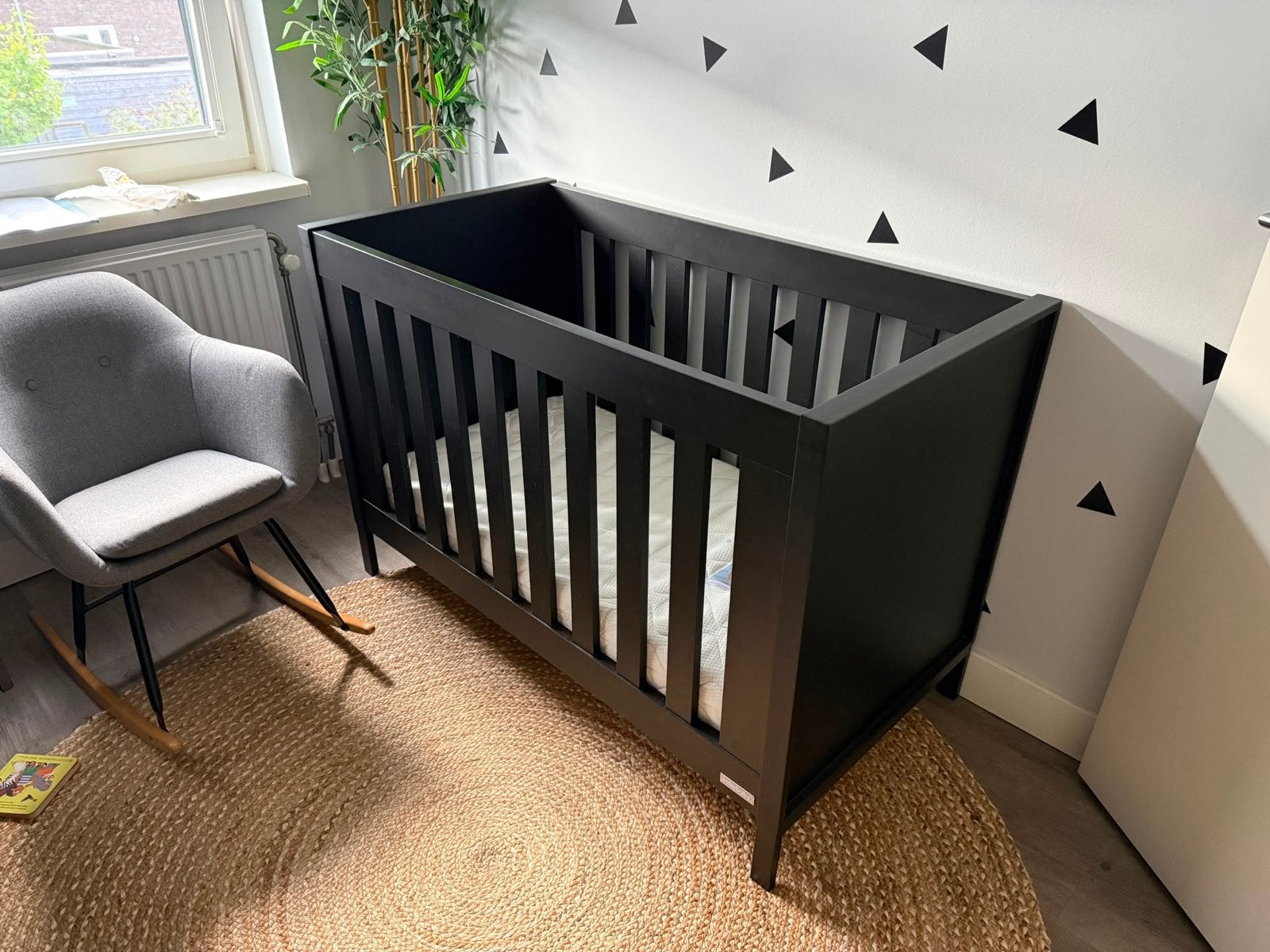 Zwart Interbaby Ledikant + Pocketvering matras, Ophalen, 70 tot 85 cm, Zo goed als nieuw, Lattenbodem