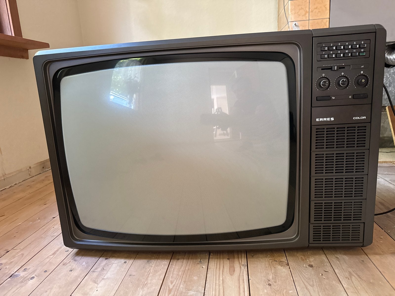 Vintage Erres Kleurentelevisie - Type 26 0201 SK/04Z, Ophalen