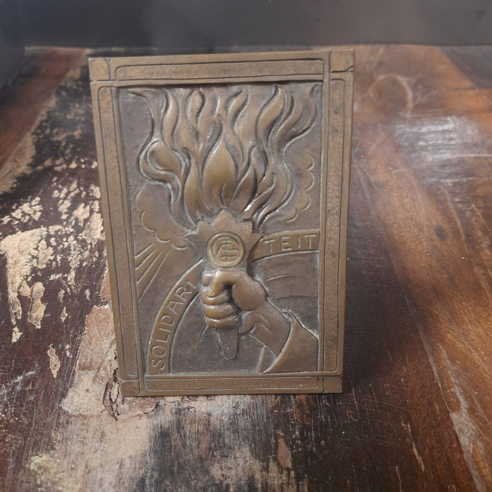 Antieke bronzen plaquette 'Solidariteit' met toorts, Ophalen of Verzenden, Brons