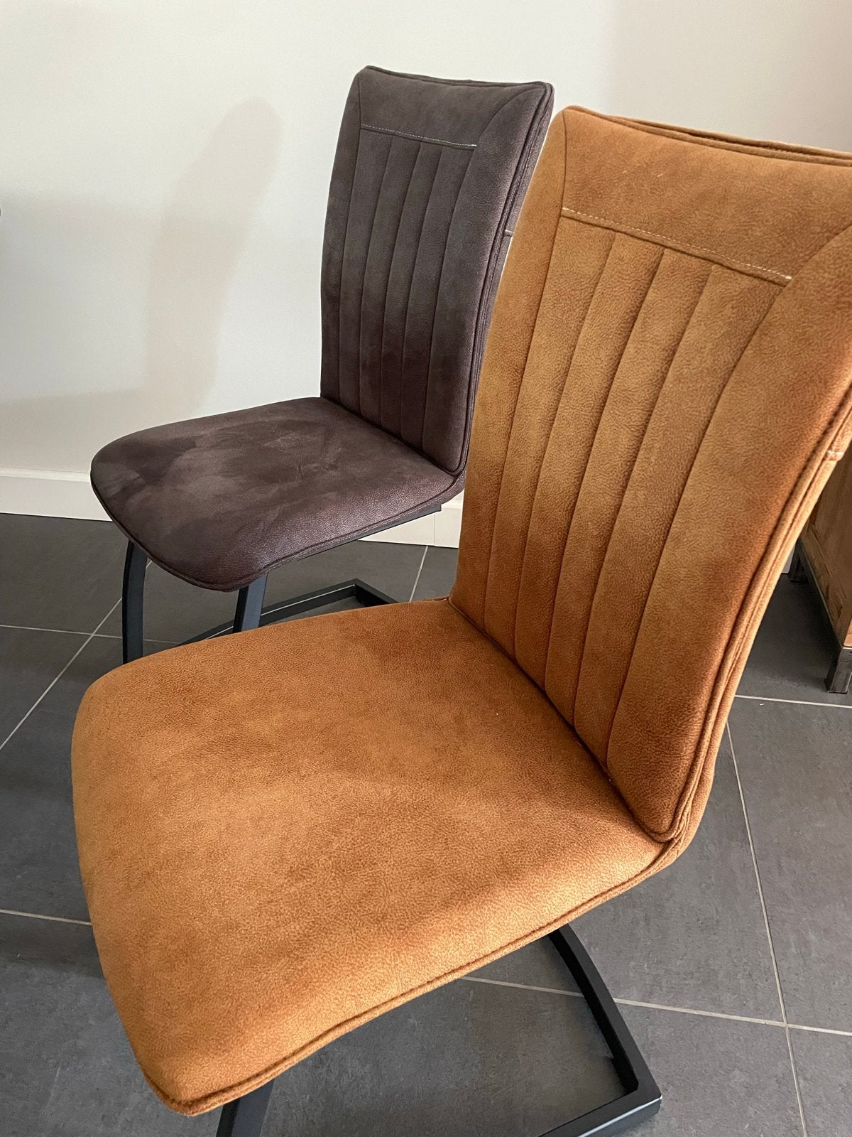 Set van 6 eetkamerstoelen: 2 cognac, 4 grijs - Zo goed als n
