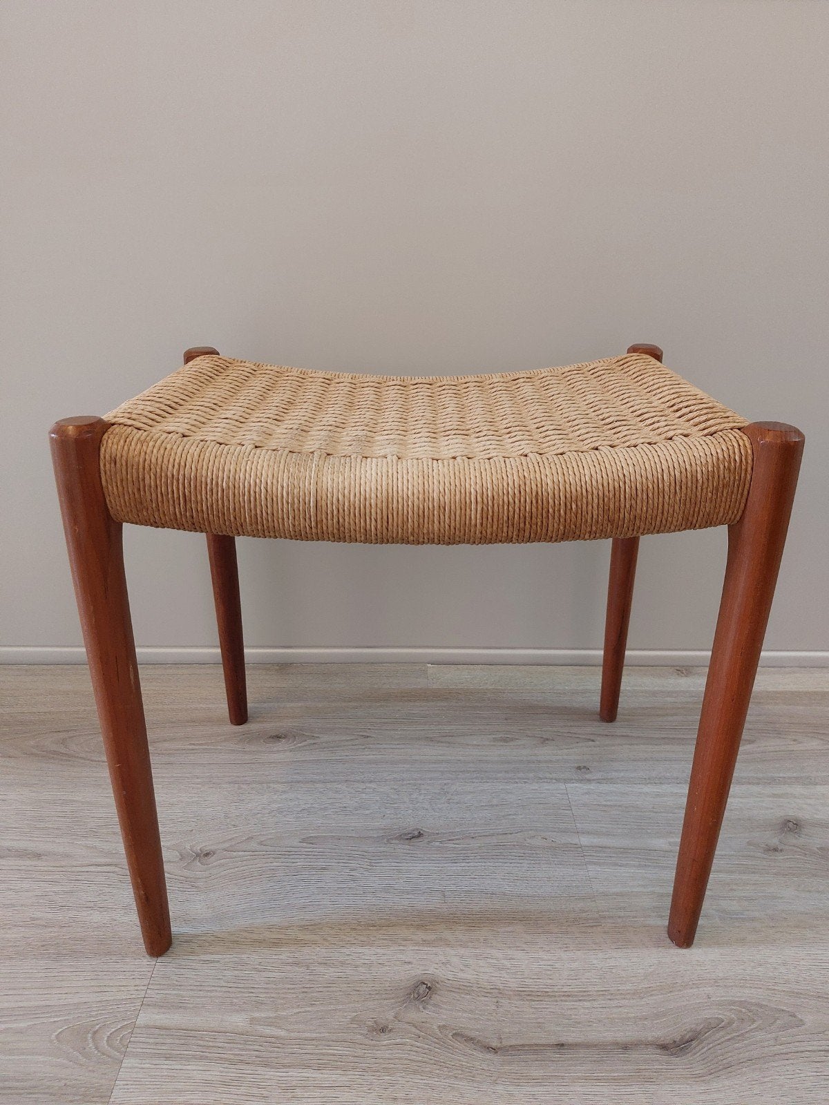 Niels Otto Moller, model 80a Ottoman/kruk/voetenbank, Ophalen