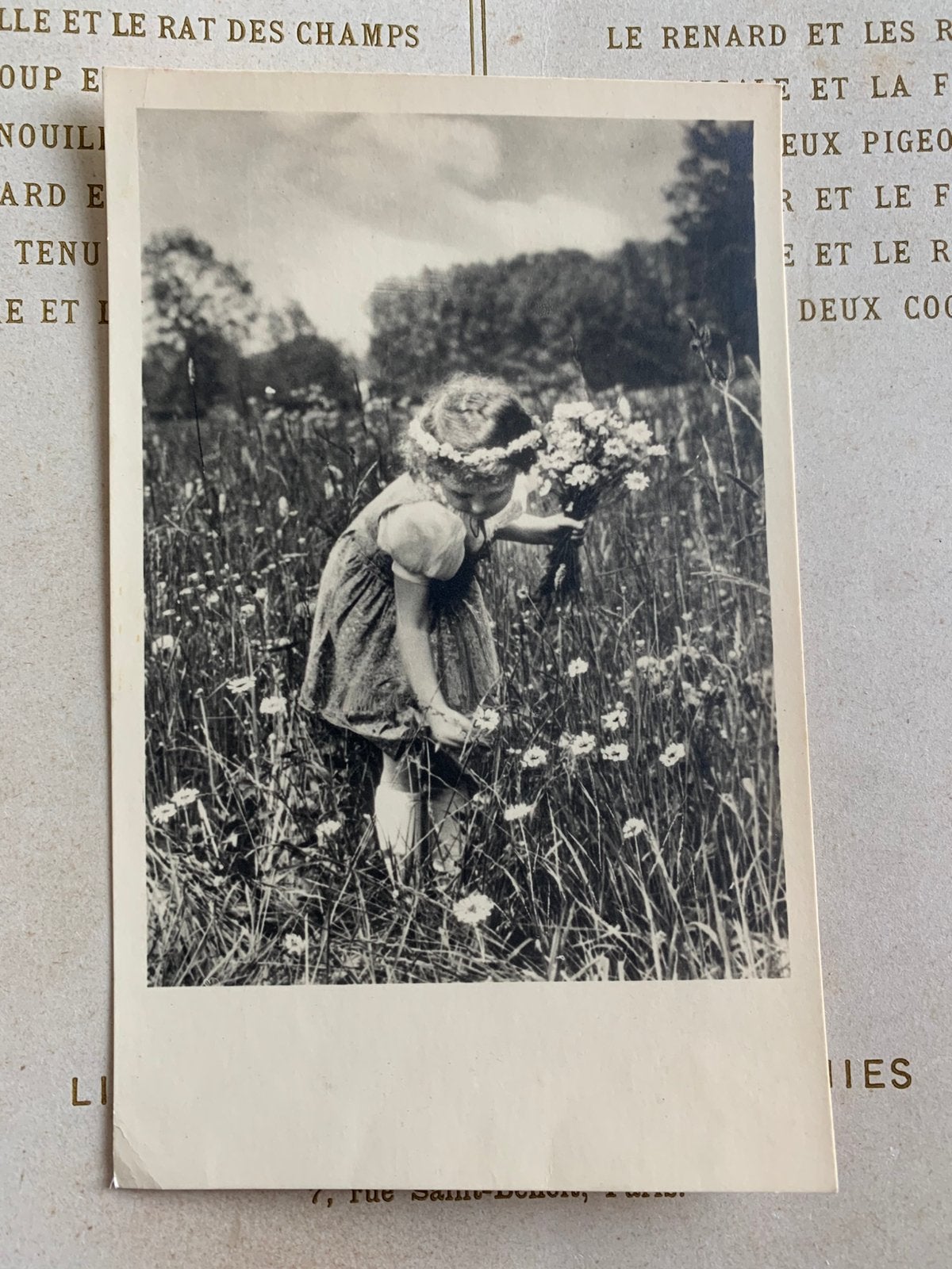 4-7-1945 Meisje plukt bloemen (VB), Ophalen of Verzenden, 1940 tot 1960, Gelopen, Kinderen