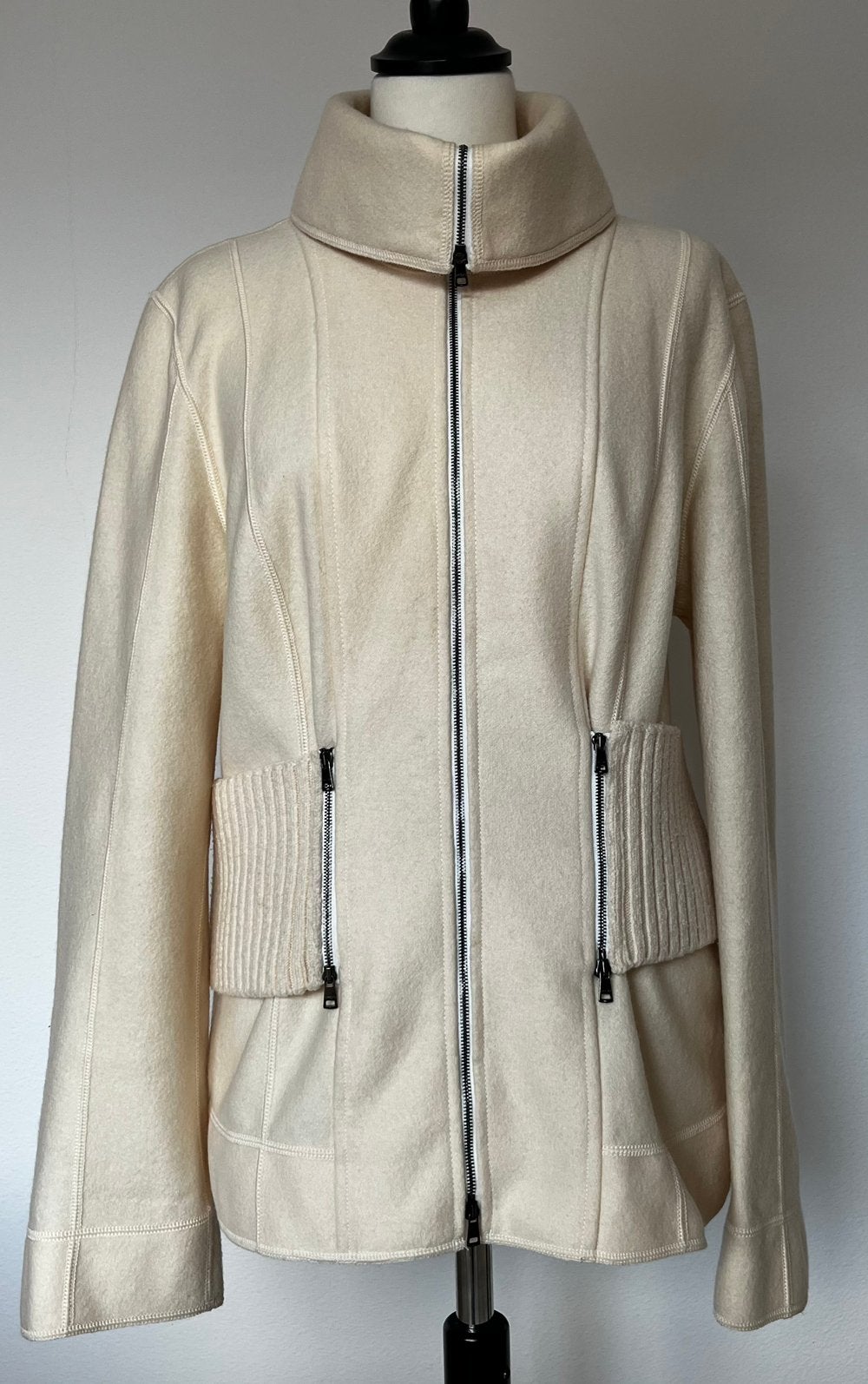 Roomwitte jas met col en afritsbare tailleband maat 40, Ophalen of Verzenden, Zo goed als nieuw, Maat 38/40 (M), Wit