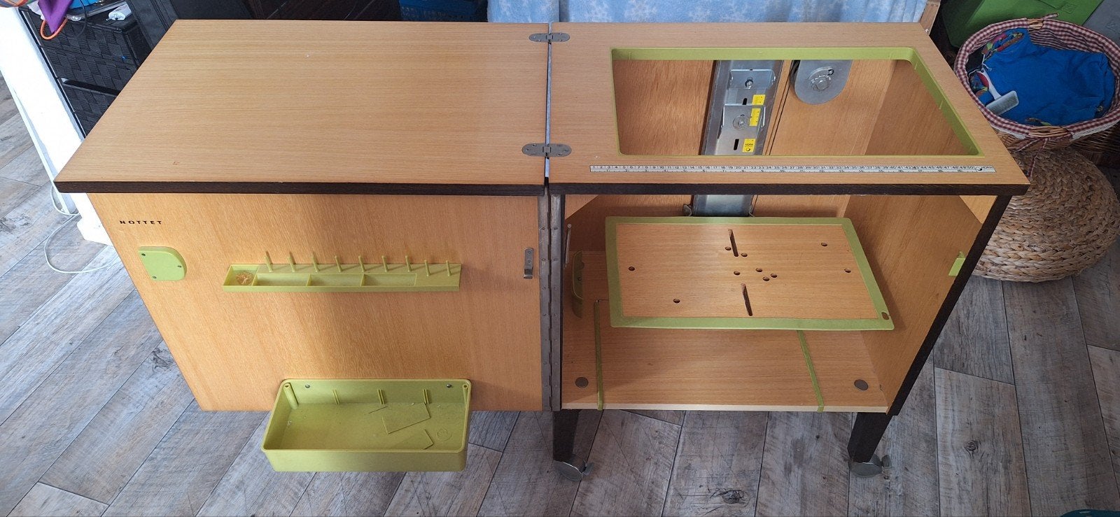Vintage naaimachine kast op wielen., Ophalen, 50 tot 100 cm, Minder dan 50 cm