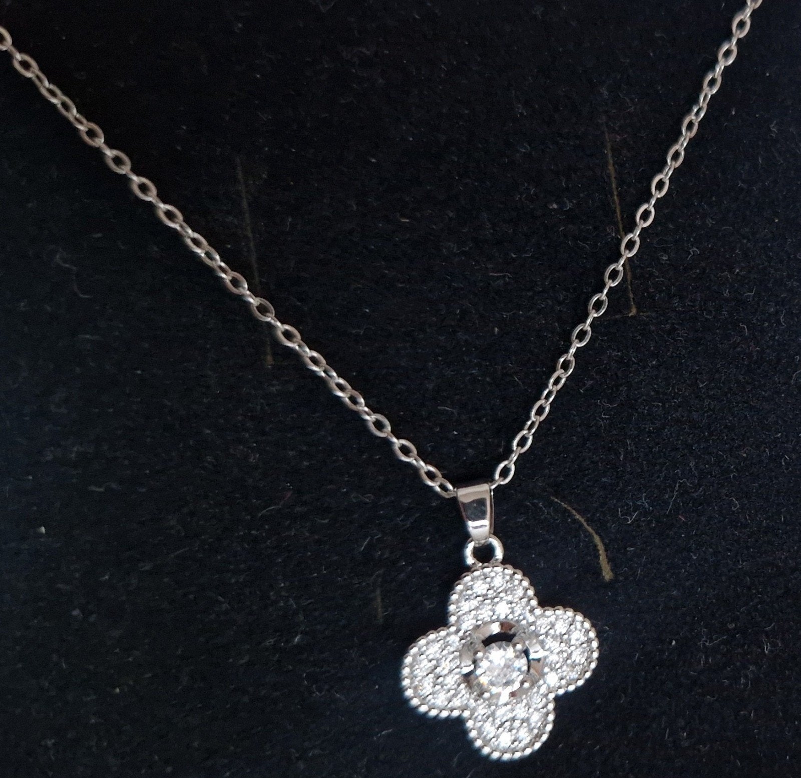Nieuw zilverkleurige klaver ketting, Overige materialen, Verstelbaar, Nieuw, Ophalen of Verzenden