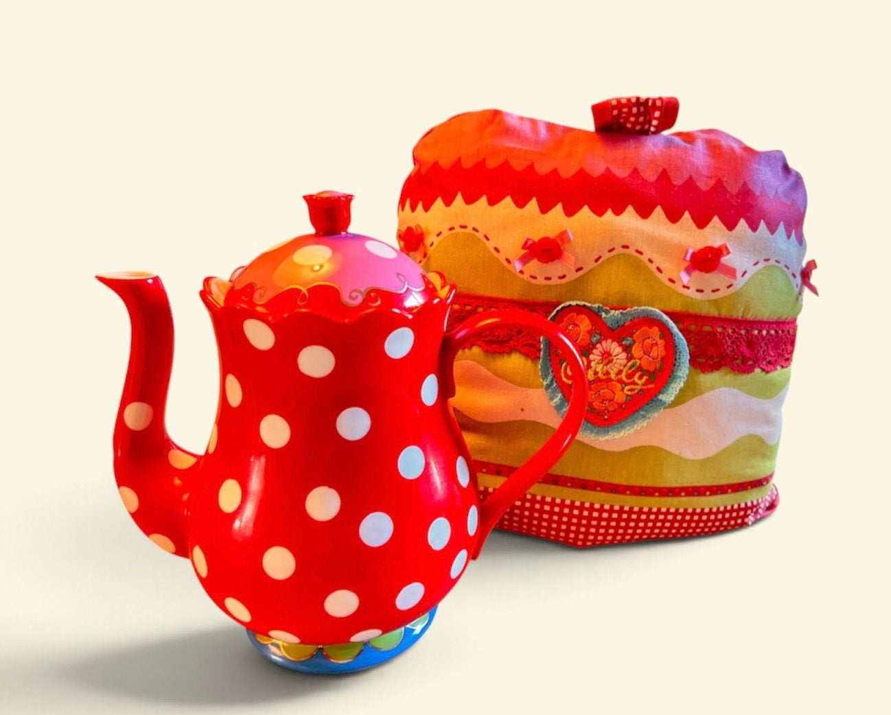 Oilily theepot met theemuts - Rood met stippen, Overige merken, Keramiek, Ophalen of Verzenden, Zo goed als nieuw