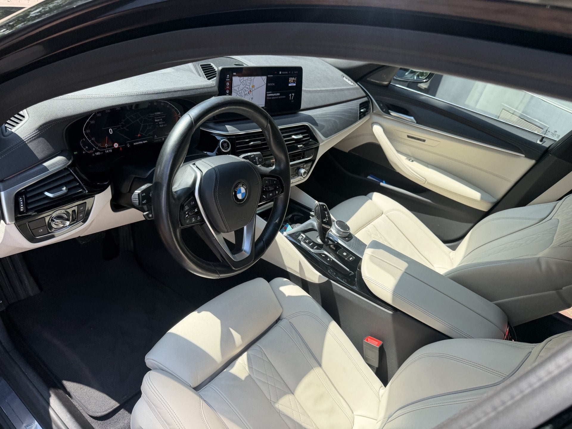 Foto 86 van BMW 5 Serie Touring 520i High Executive | Pano | Leder | 04-