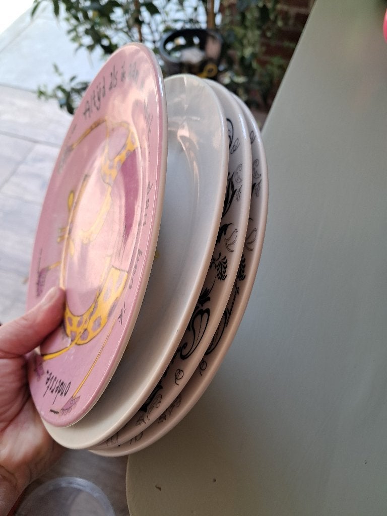Borden plastic en aardewerk met beker, Huis en Inrichting, Keuken | Servies, Ophalen, Gebruikt, Bord(en), Overige stijlen