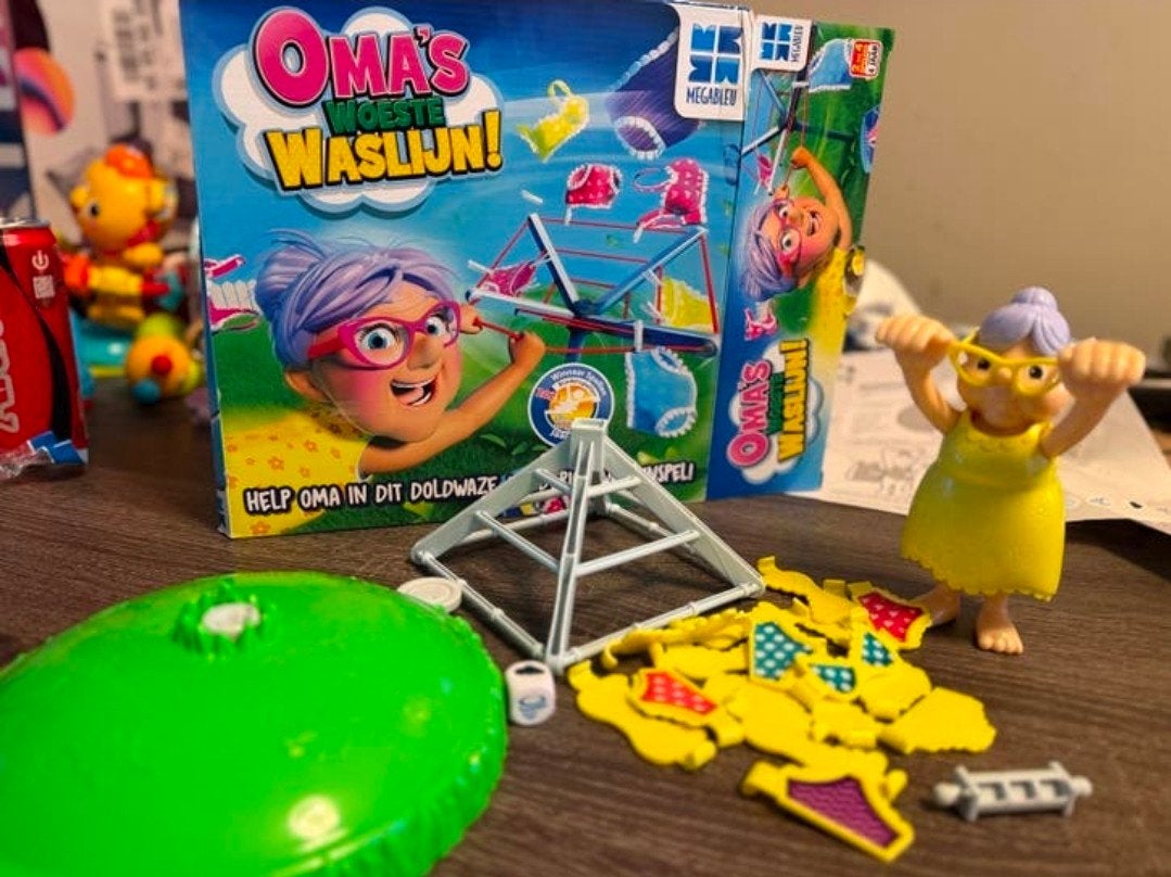 Oma's Woeste Waslijn Bordspel - Compleet en Zo Goed als Nie, Ophalen of Verzenden, Zo goed als nieuw, Jongen of Meisje
