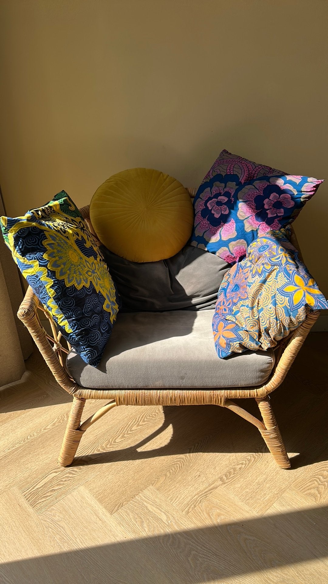 Rotan stoel of fauteuil Ikea incl grijze kussen, Ophalen, Zo goed als nieuw, Grijs, Eén