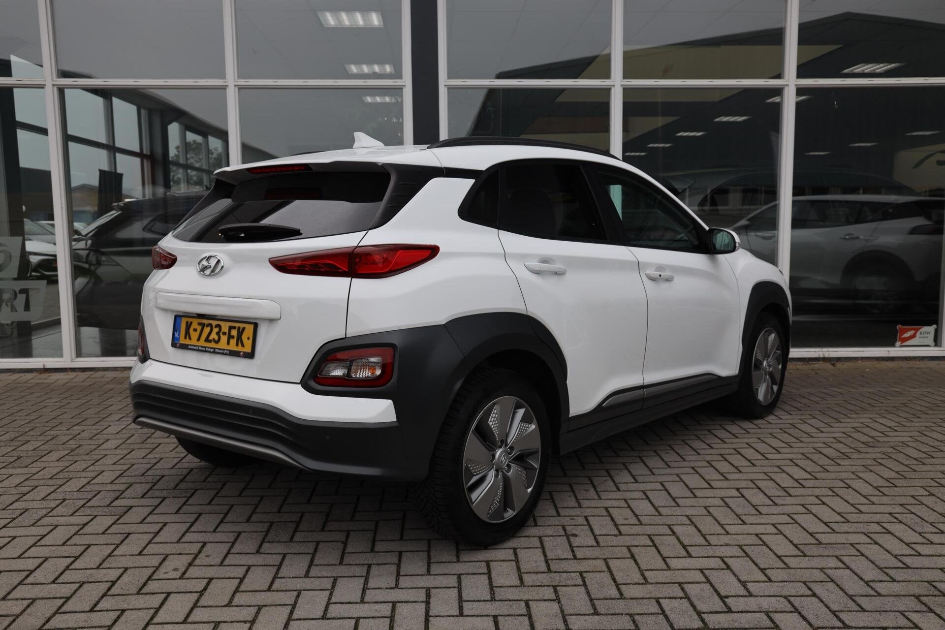 Hyundai Kona EV Fashion 64 kWh|Krell Audio|HUD|Camera|Carpla, Dealer onderhouden, Gebruikt, Met garantie (alle), Wit