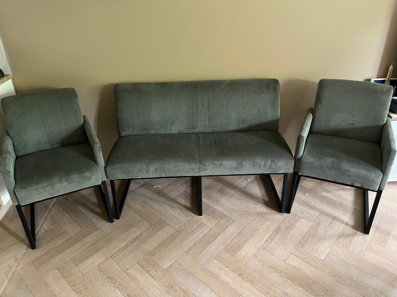 Eetkamerstoelen en eetkamerbank, Ophalen, Twee, Zo goed als nieuw, Stof