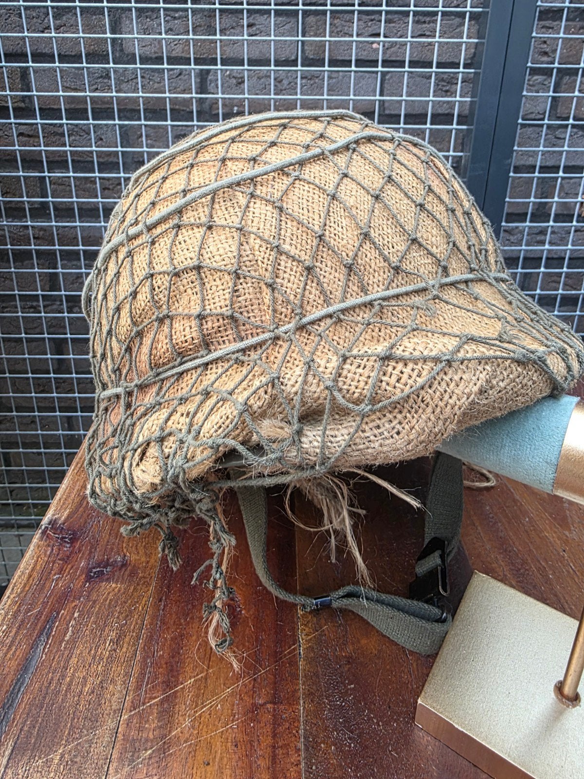 Nederlandse M53 Troepenhelm met Jute Camouflage en Net, Ophalen of Verzenden