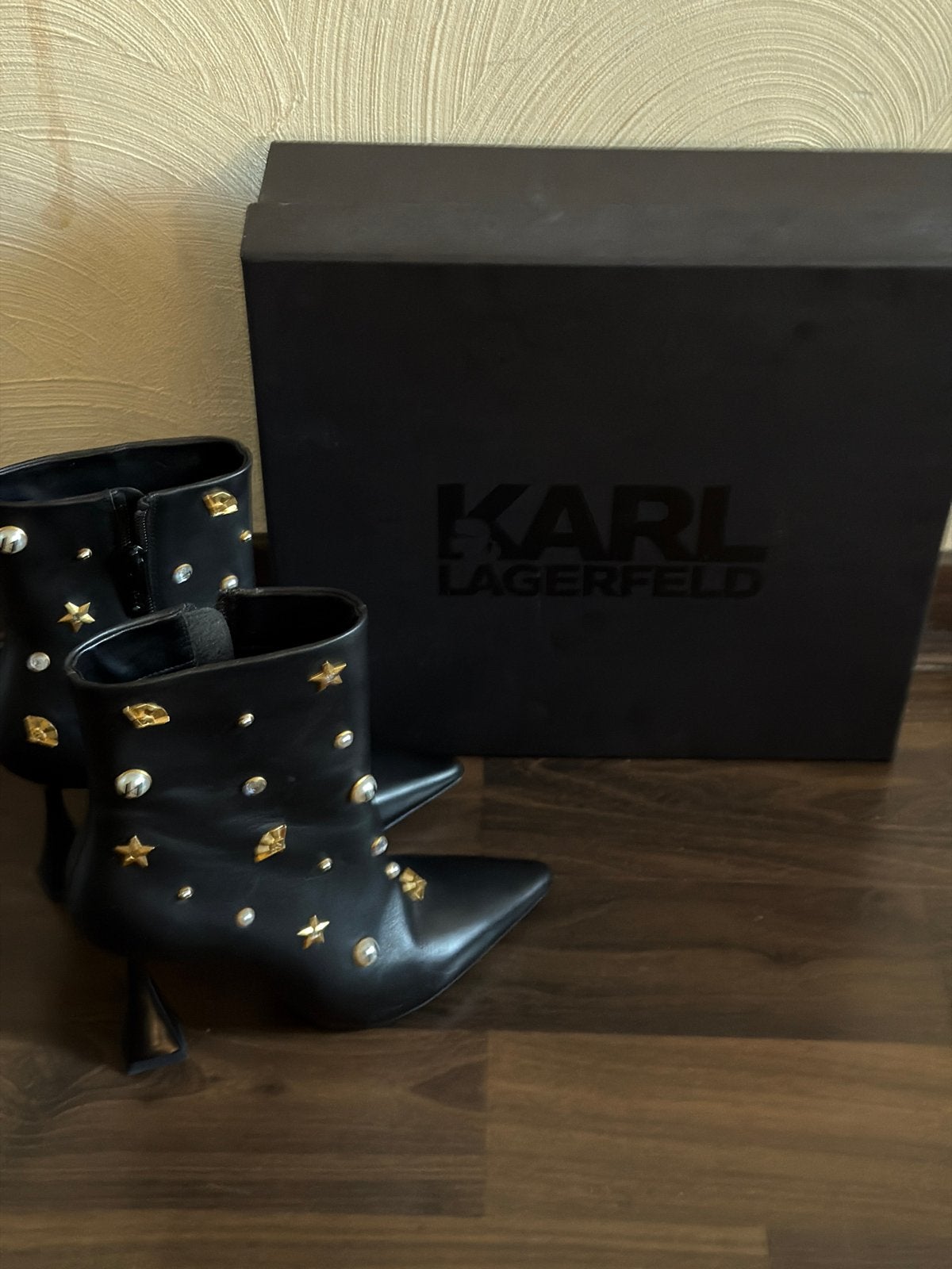 Karl Lagerfeld Enkellaarsjes met studs en sterren, Kleding | Dames, Schoenen, Verzenden, Zo goed als nieuw, Zwart, Lage of Enkellaarzen