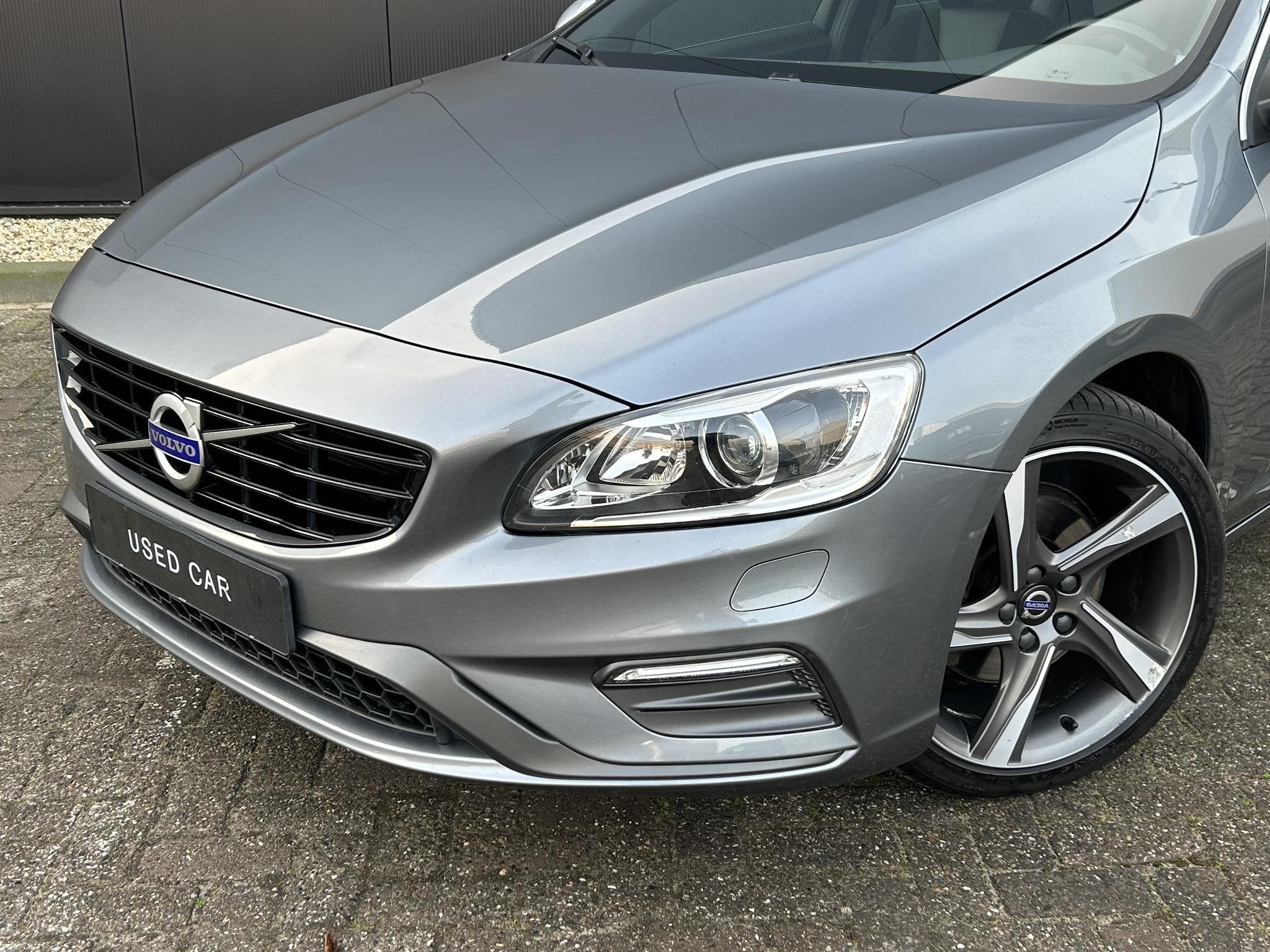 Volvo V60 1.5 T3 R-Design Navigatie / Parkeerverwarming / St, Auto's, Euro 6, 4 cilinders, Origineel Nederlands, 152 pk