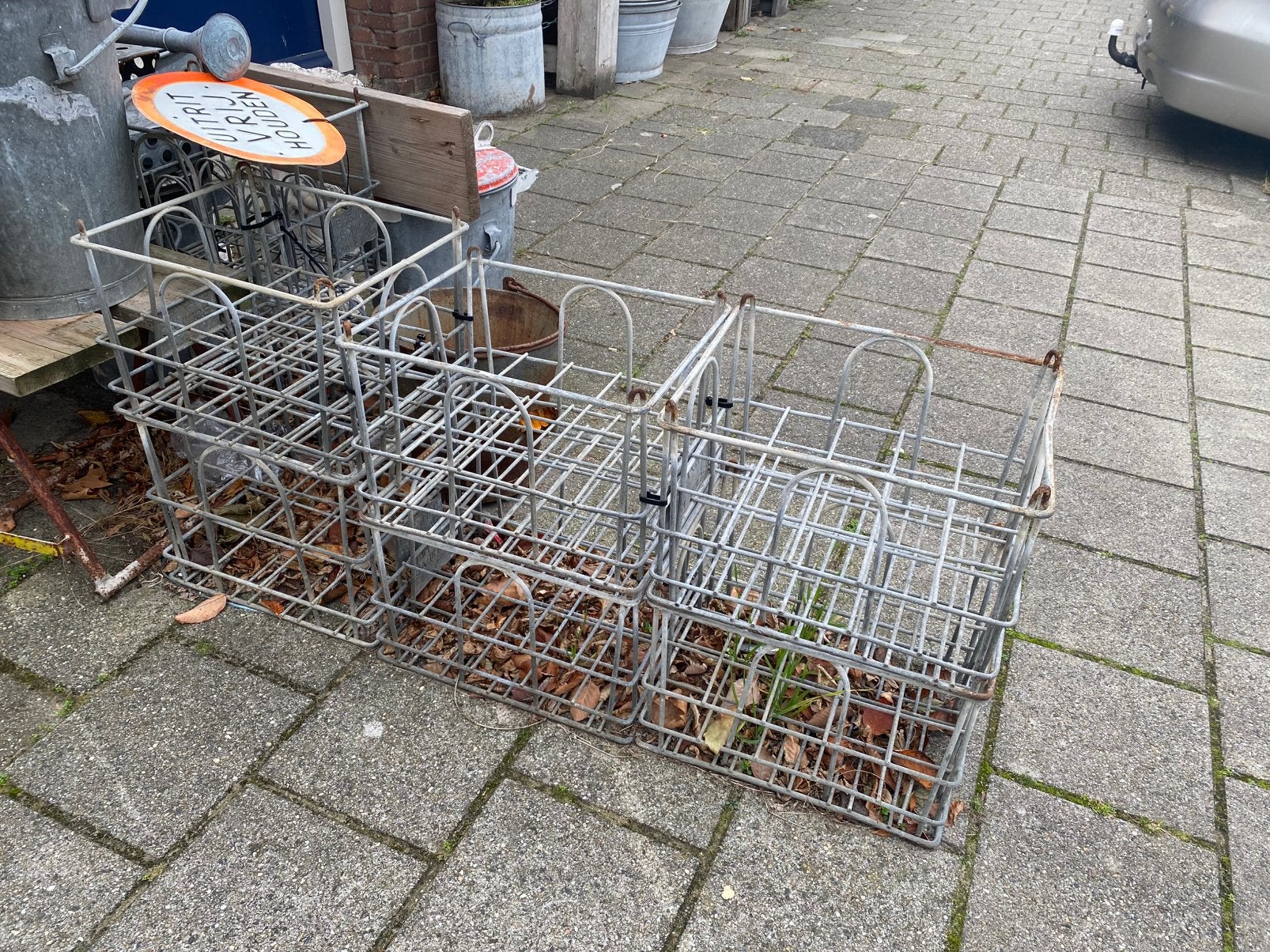 8 oude metalen flessenkratten melkkratten, Ophalen