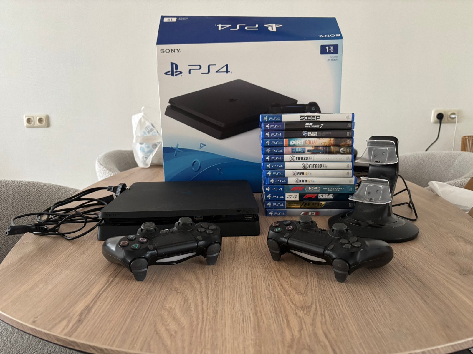 PS4 Slim 1TB + 2 controllers + oplaadstation + 13 games, Spelcomputers en Games, 2 spelers, Ophalen, Gebruikt, Vanaf 3 jaar