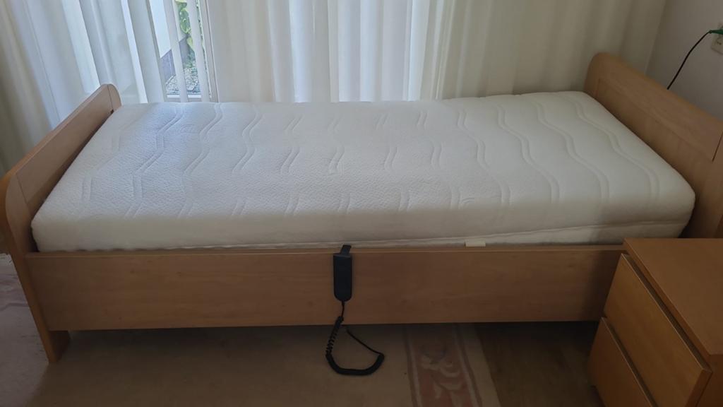 Verstelbaar eenpersoonsbed met matras, Ophalen, 90 cm, Eenpersoons, Bruin