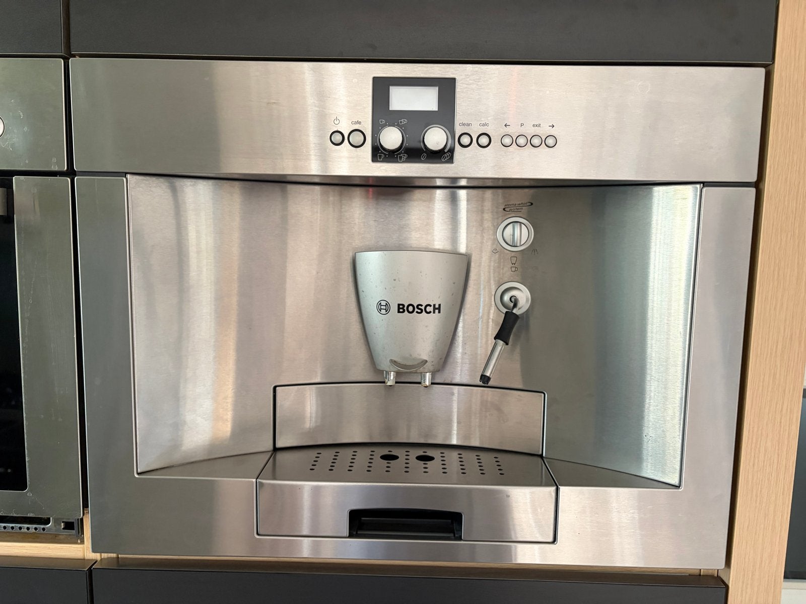 Bosch inbouw volautomatische koffiemachine RVS–TKN68E751/04