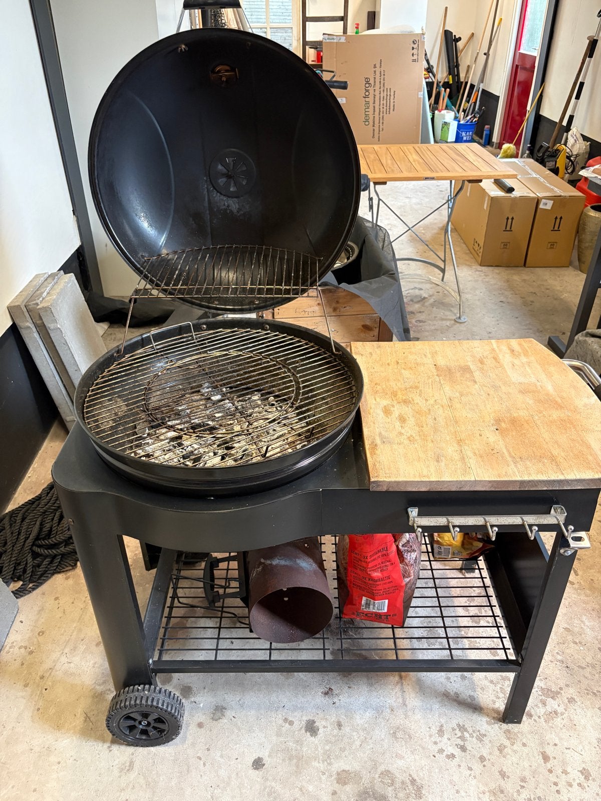 Tarrington House BBQ met onderstel en zijtafel, Ophalen, Gebruikt