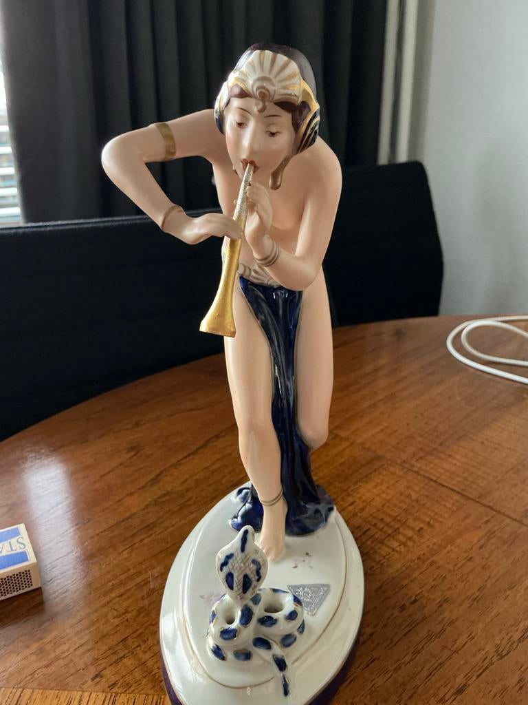 Art Deco Porseleinen Beeldje: Vrouw met Fluit en Slang, Verzenden, Art deco, 20 - 50 cm, Steen of Keramiek