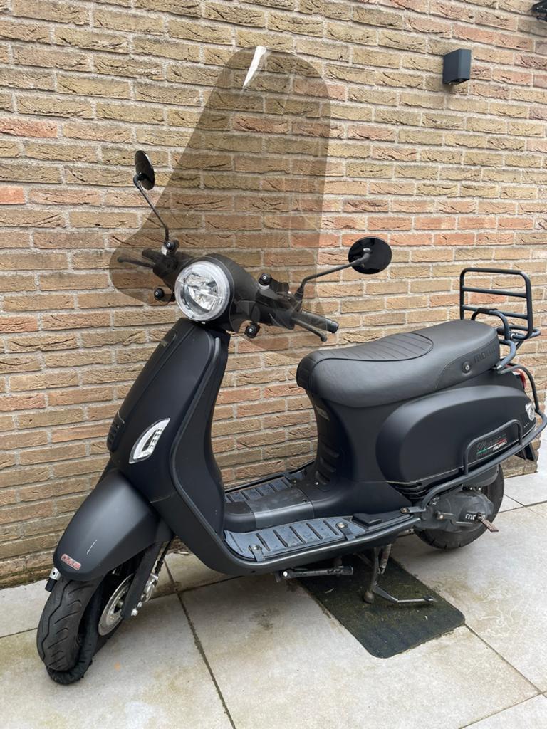 MOMO Morino scooter 2021 mat zwart, Ophalen, Zo goed als nieuw, Benzine, Maximaal 25 km/u