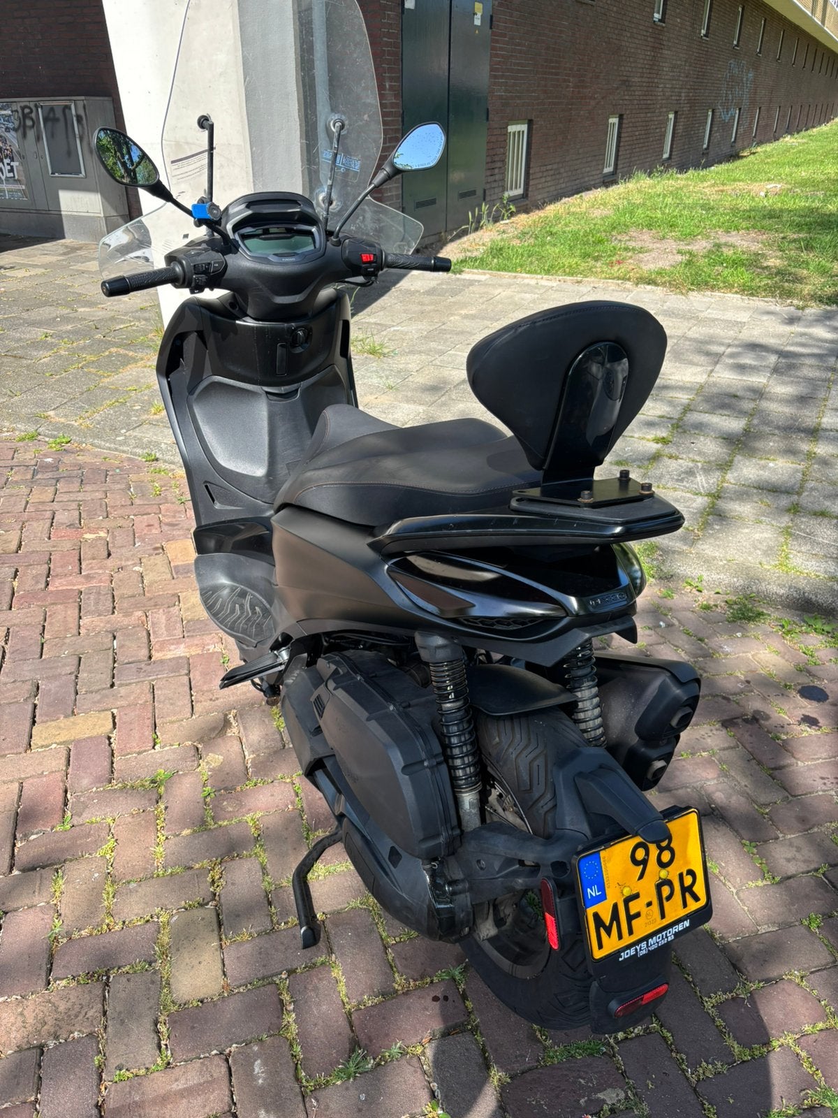 Beverly 400 A1, Ophalen, Zo goed als nieuw, Benzine, Overige modellen