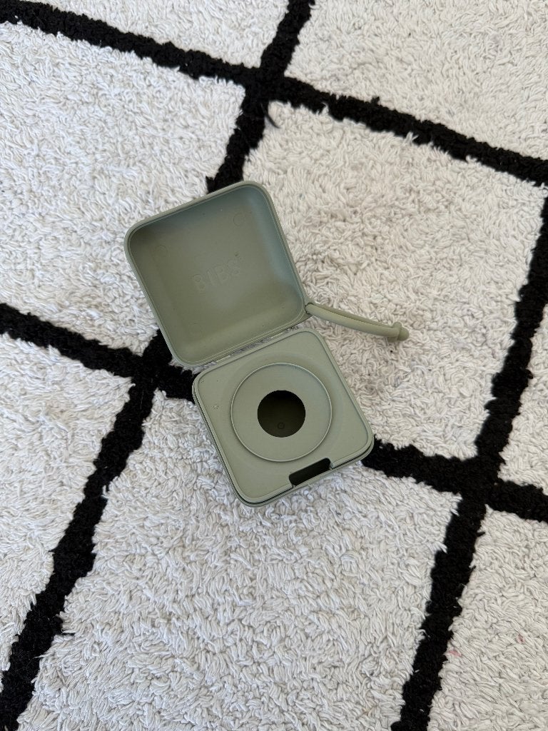 Heel goed sage groen Bibs speenhouder doos reis buggy acc, Ophalen of Verzenden, Zo goed als nieuw, Overige typen, Overige merken