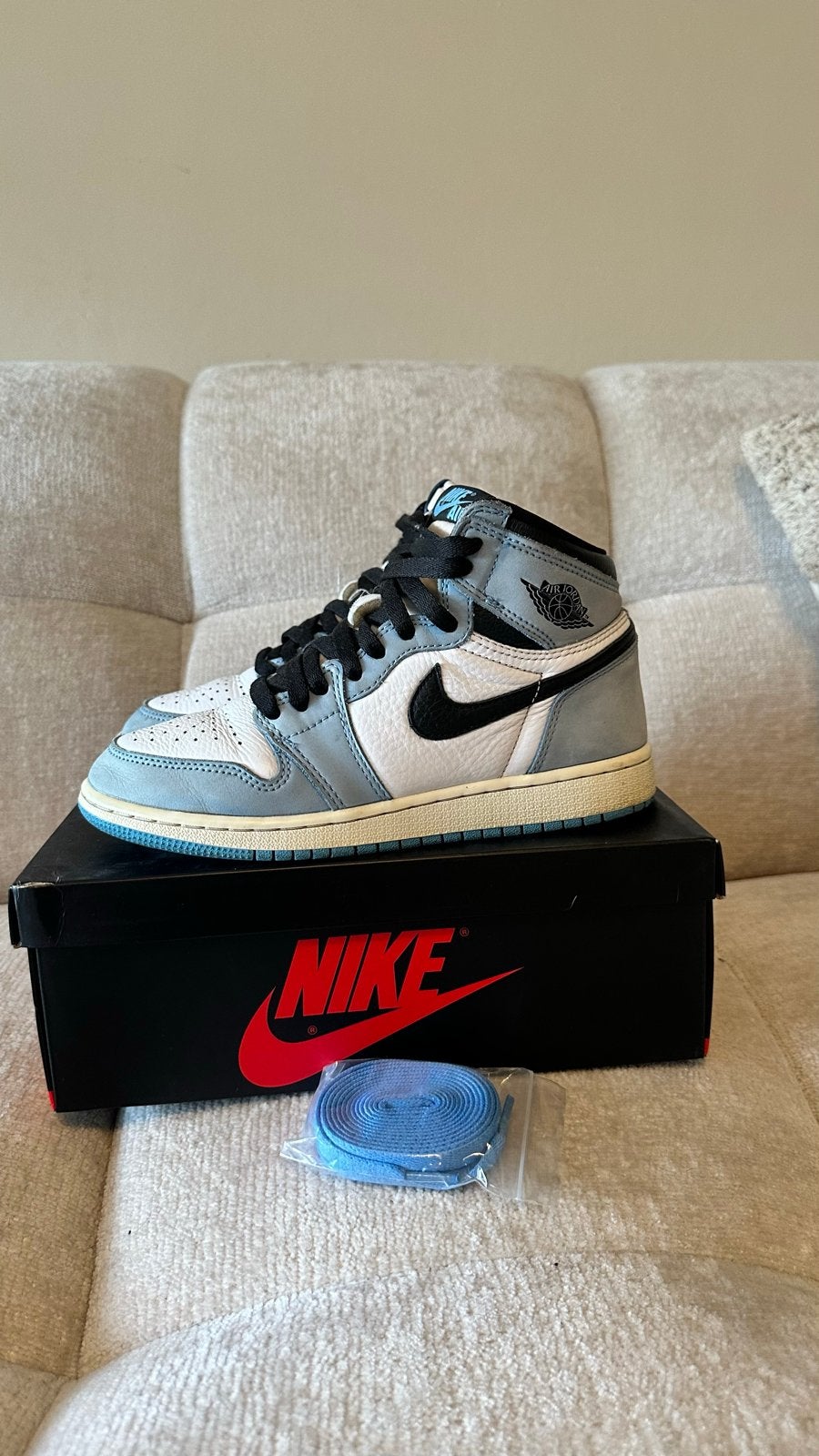 Nike Air Jordan 1 Retro High OG GS University Blue, Ophalen of Verzenden, Zo goed als nieuw, Blauw, Sneakers of Gympen