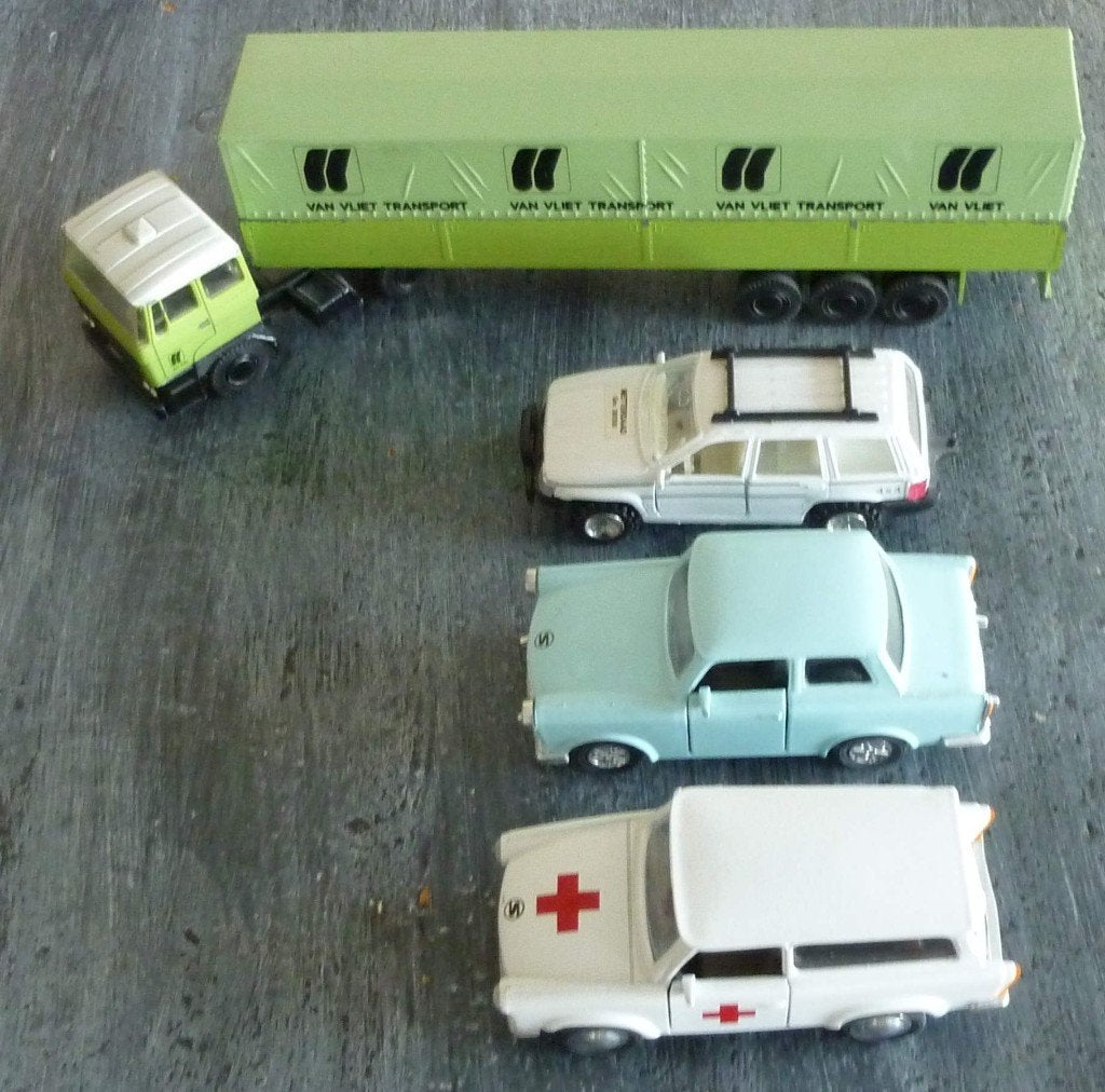 4 verschillende miniatuur auto's, Verzenden, Gebruikt, Auto