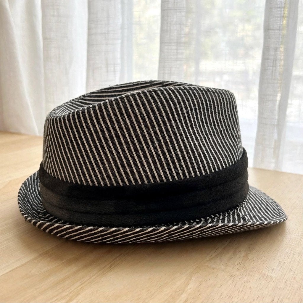 Fedora Trilby Hoed - Zwart Wit Pinstripe Krijtstreep, Hoed, One size fits all, Ophalen of Verzenden, Onbekend