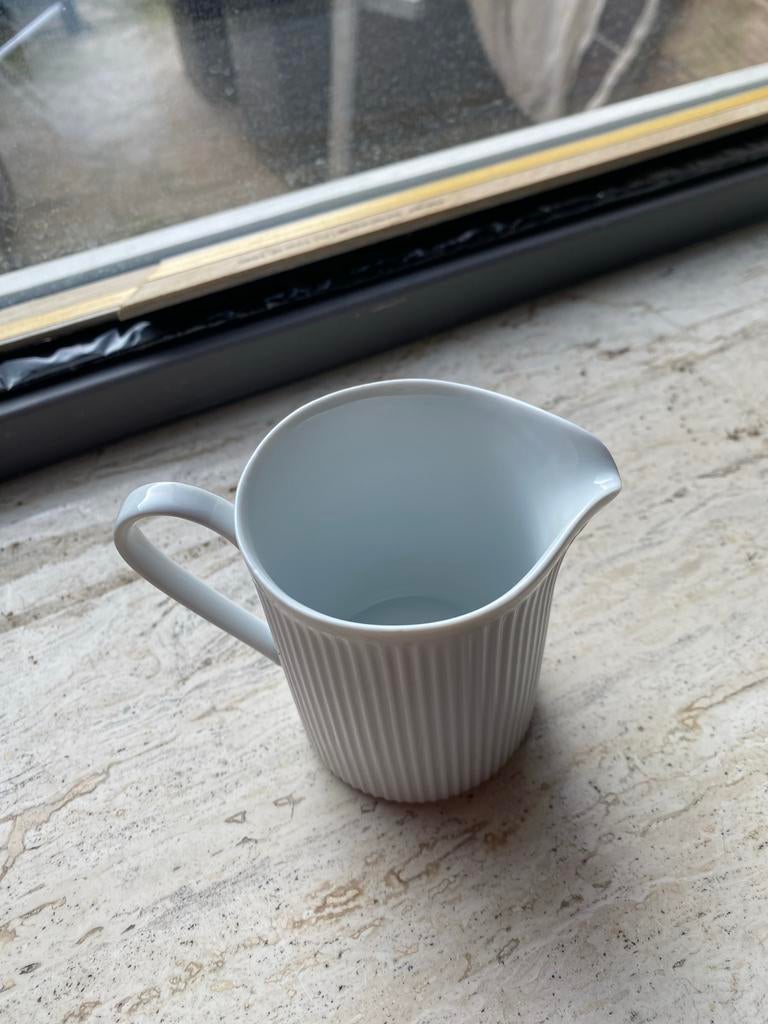 Witte porseleinen melkkan van Royal Porcelain, Ophalen