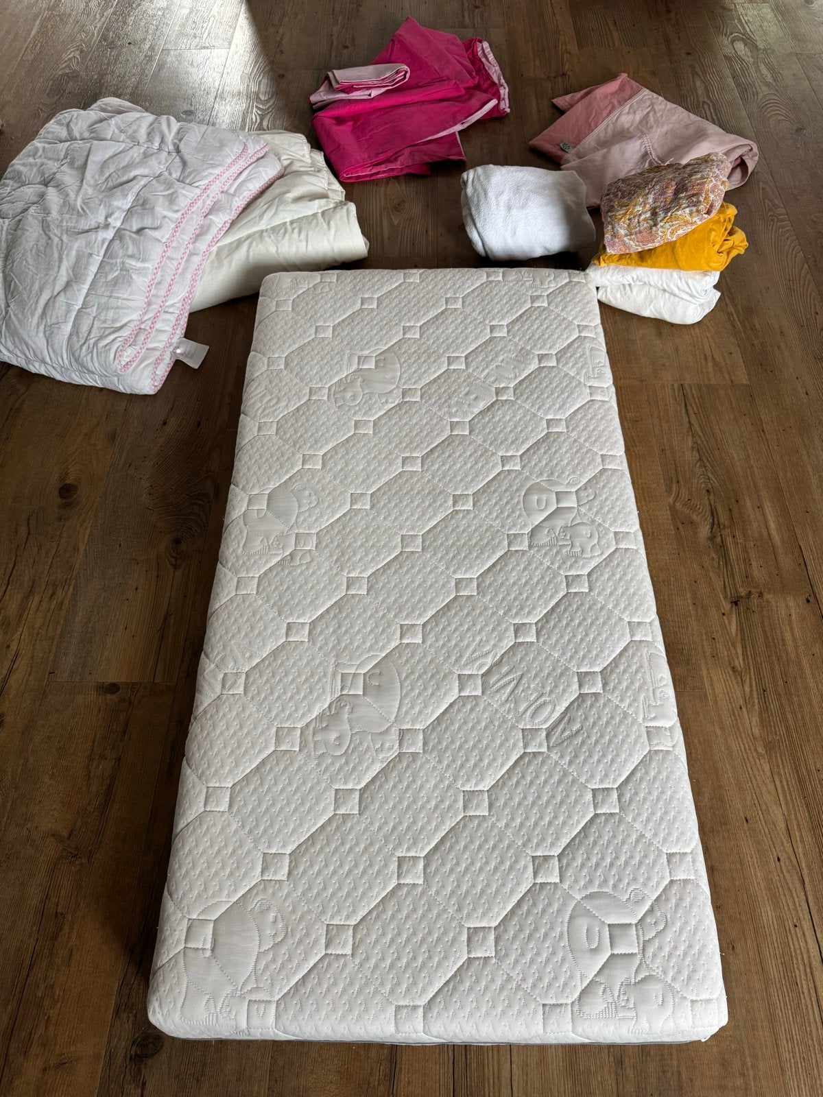Ledikant matras 120 x 60 met beddengoed en dekbedden, Kinderen en Baby's, Gebruikt, Beddengoedset, Ophalen of Verzenden, Babybedje