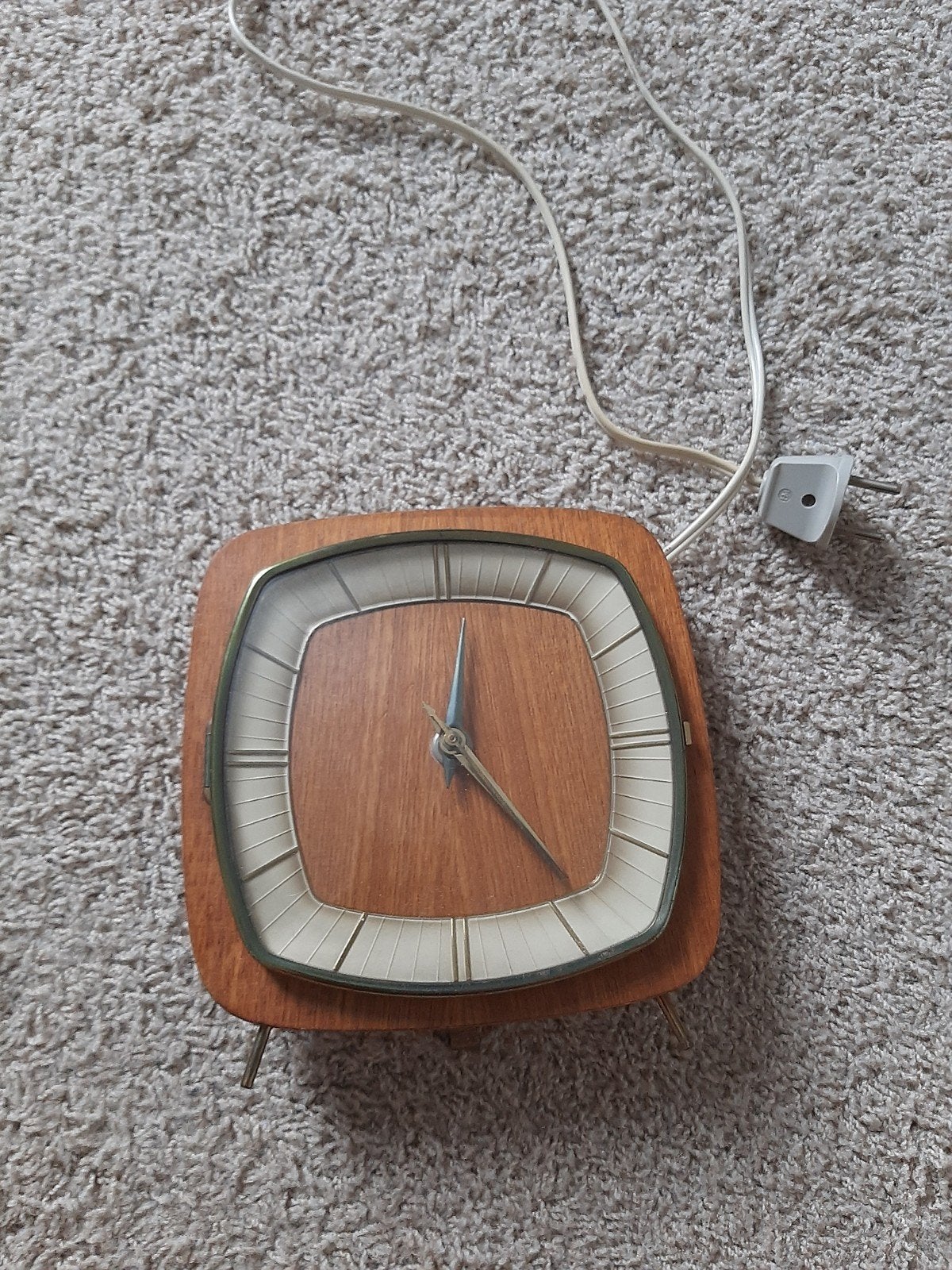 Gratis! Vintage klok met houten frame en stekker, Ophalen