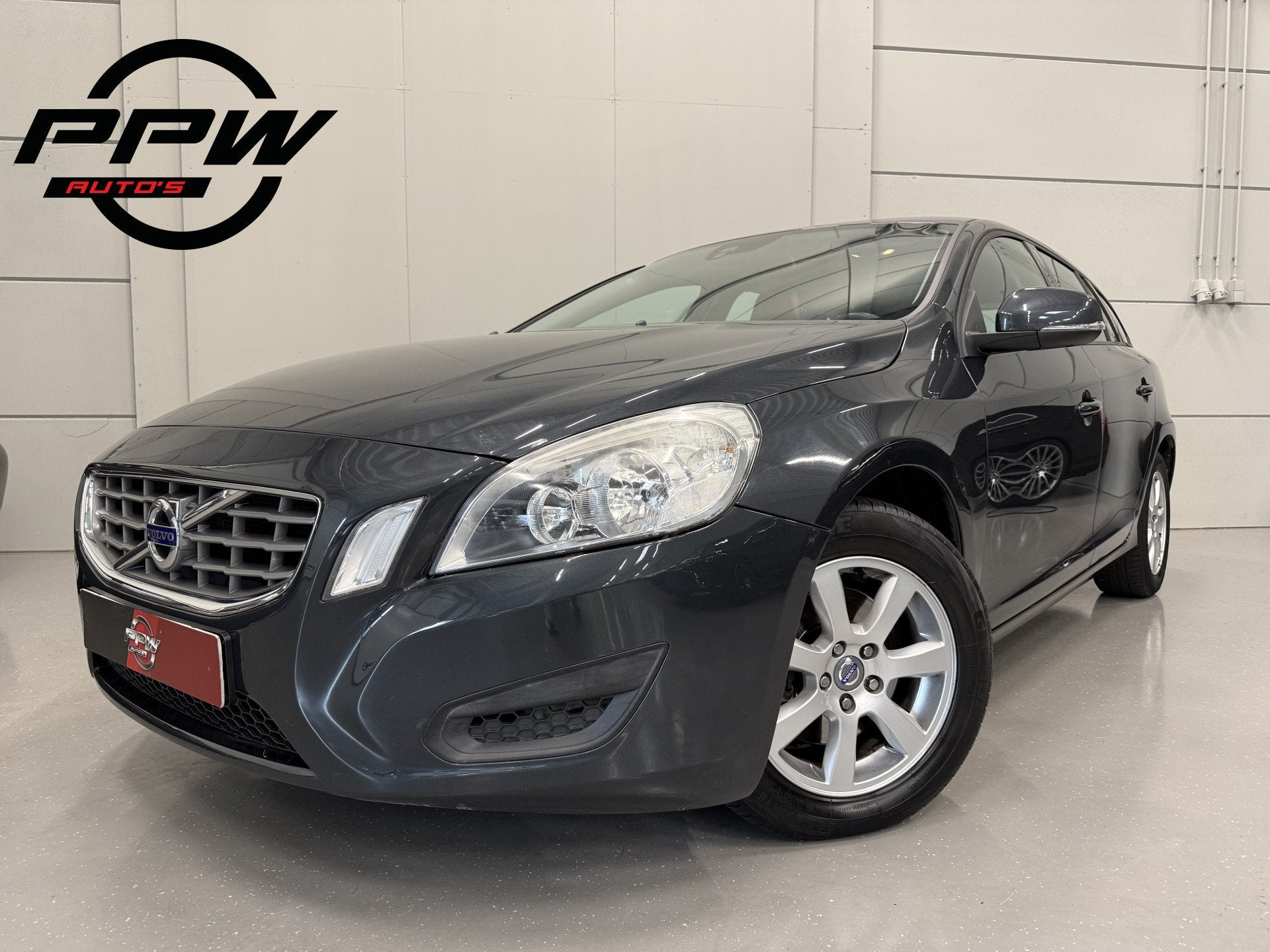 Volvo V60 T3 150pk Kinetic NAVI/LEER/TREKHAAK/LED/ECC/CRUISE, Voorwielaandrijving, Gebruikt, 4 cilinders, Handgeschakeld